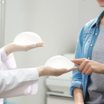 Segundo Milton Seigi Hayashi, as inovações nos implantes garantem resultados mais naturais e seguros para as pacientes.