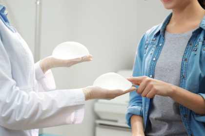Segundo Milton Seigi Hayashi, as inovações nos implantes garantem resultados mais naturais e seguros para as pacientes.