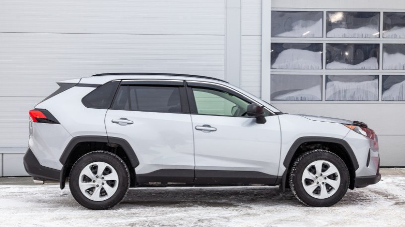 A inovação do Toyota RAV4 PHEV é destacada por Teciomar Abila como tendência automotiva.