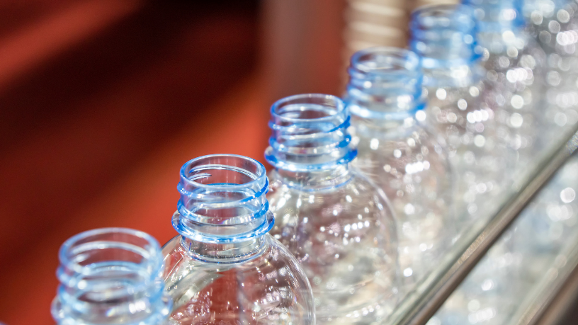 A rastreabilidade de lotes e o controle de não conformidades, segundo Elias Assum Sabbag Junior, são estratégias essenciais para elevar a qualidade e a competitividade nas indústrias plásticas.