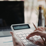 Com a nova lógica de tributação e a chegada da CBS e do IBS, Victor Boris Santos Maciel analisa o que muda na prática para as empresas com a Reforma Tributária.