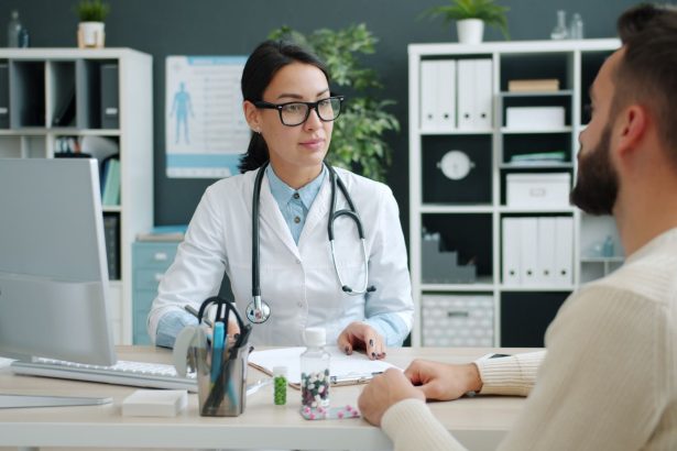Médico conversa com paciente durante uma consulta em uma clínica.