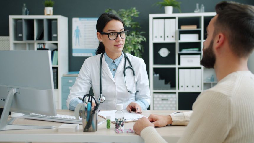 Médico conversa com paciente durante uma consulta em uma clínica.