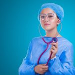 Profissionais de saúde em ambiente hospitalar, representando a atuação e a formação na área médica